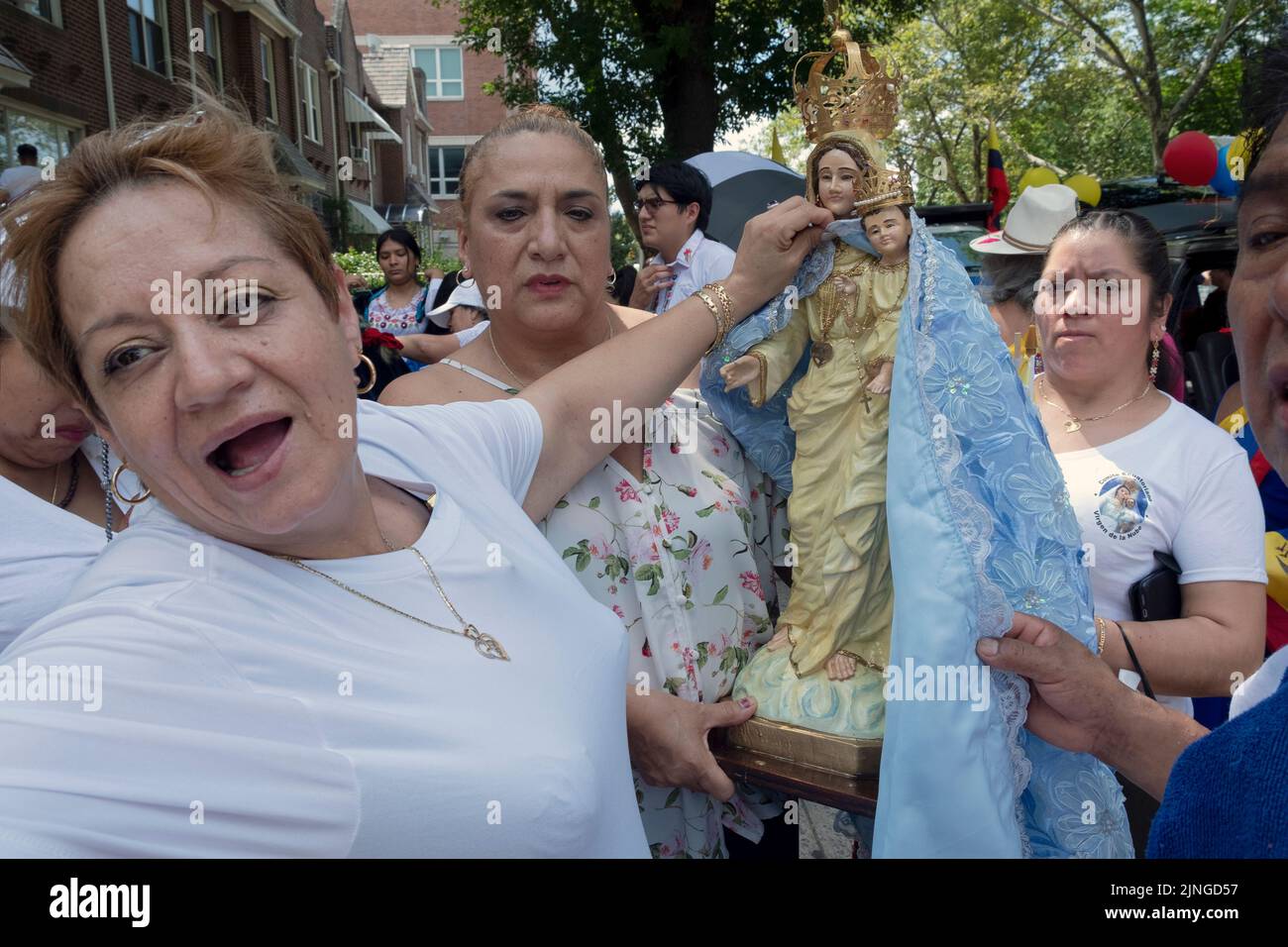 Les fidèles de la Vierge du nuage et les adorateurs de la Bienheureuse église du Sacrement préparent leur char pour la parade équatorienne NYC 2022 à Queens NYC Banque D'Images