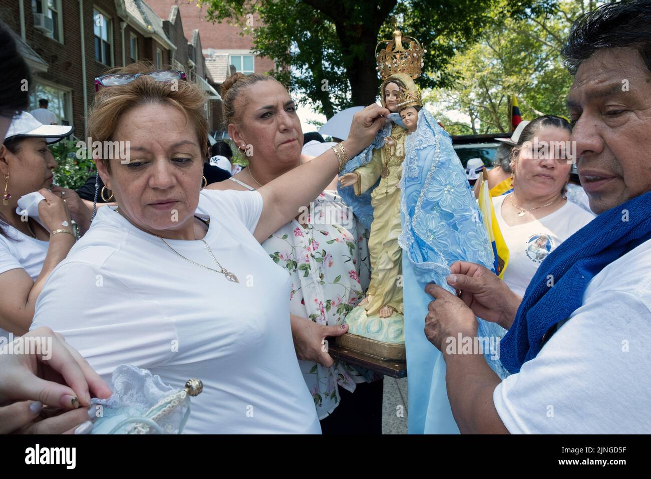 Les fidèles de la Vierge du nuage et les adorateurs de la Bienheureuse église du Sacrement préparent leur char pour la parade équatorienne NYC 2022 à Queens NYC Banque D'Images