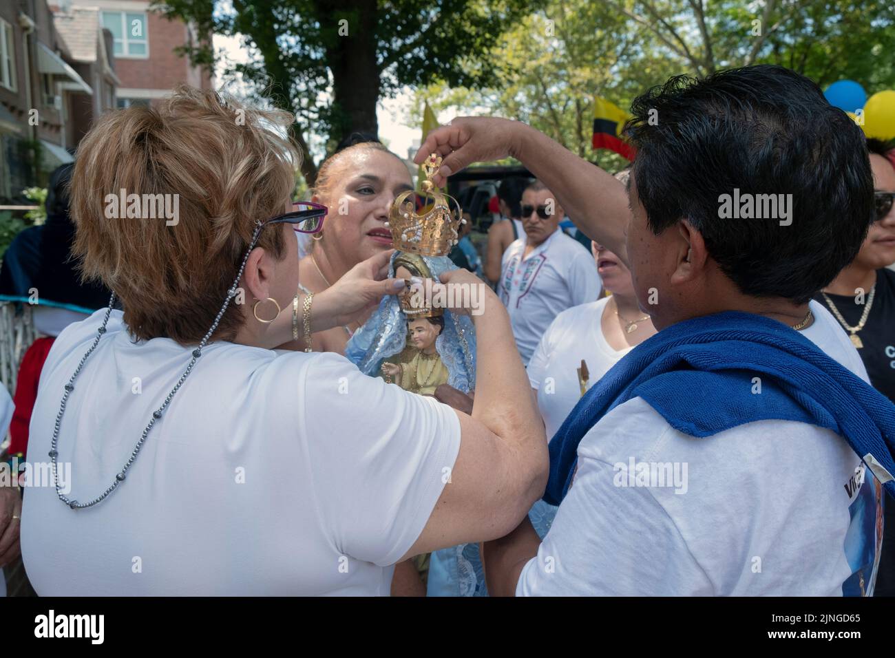 Les fidèles de la Vierge du nuage et les adorateurs de la Bienheureuse église du Sacrement préparent leur char pour la parade équatorienne NYC 2022 à Queens NYC Banque D'Images