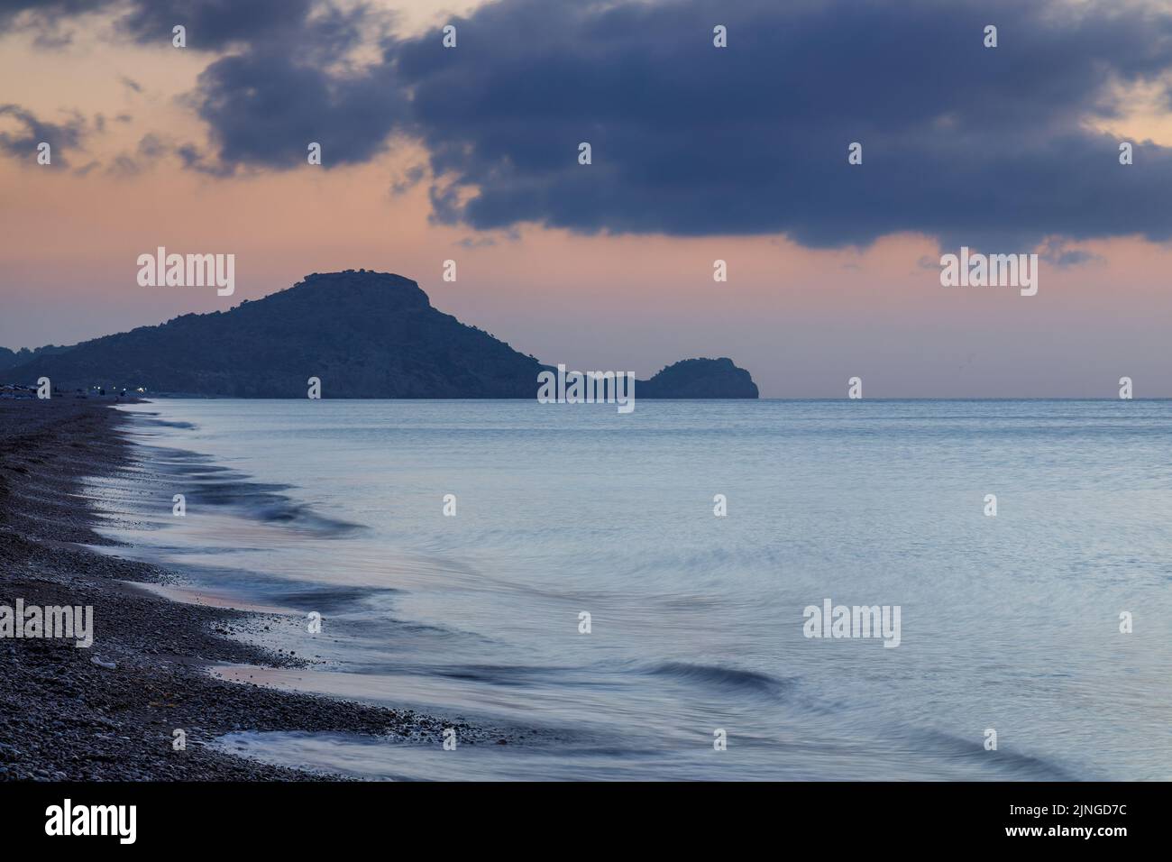 Plage de la mer d'Afandou à Rhodes au lever du soleil de la journée d'été, Grèce, Europe. Banque D'Images