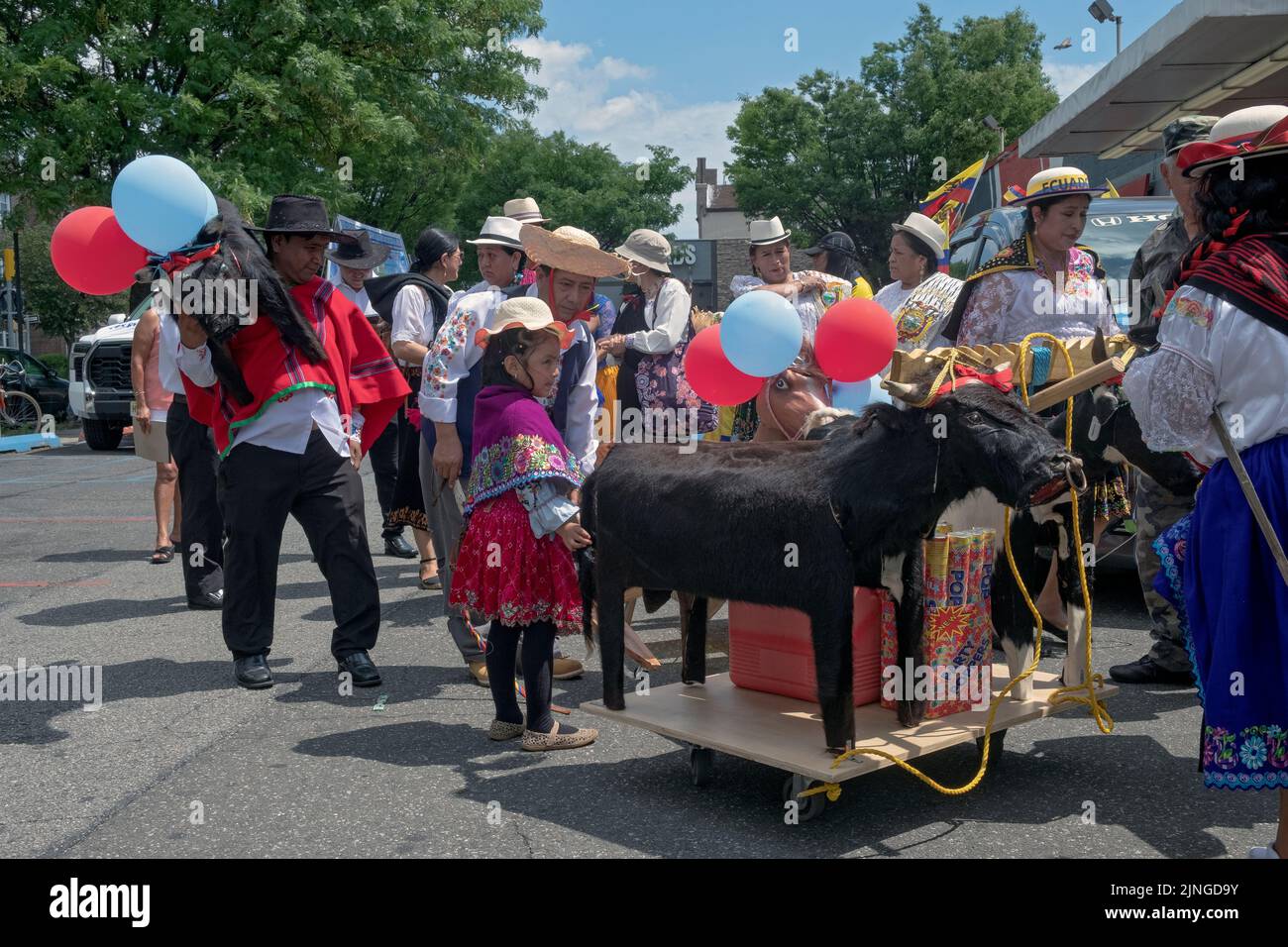 Défileurs dans des vêtements traditionnels et avec des statues d'animaux en bois.à la Parade équatorienne NYC 2022 à Queens, New York. Banque D'Images