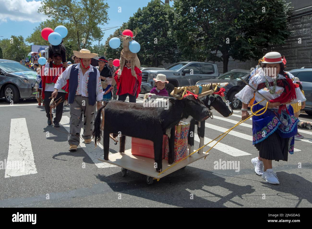 Défileurs dans des vêtements traditionnels et avec des statues d'animaux en bois.à la Parade équatorienne NYC 2022 à Queens, New York. Banque D'Images