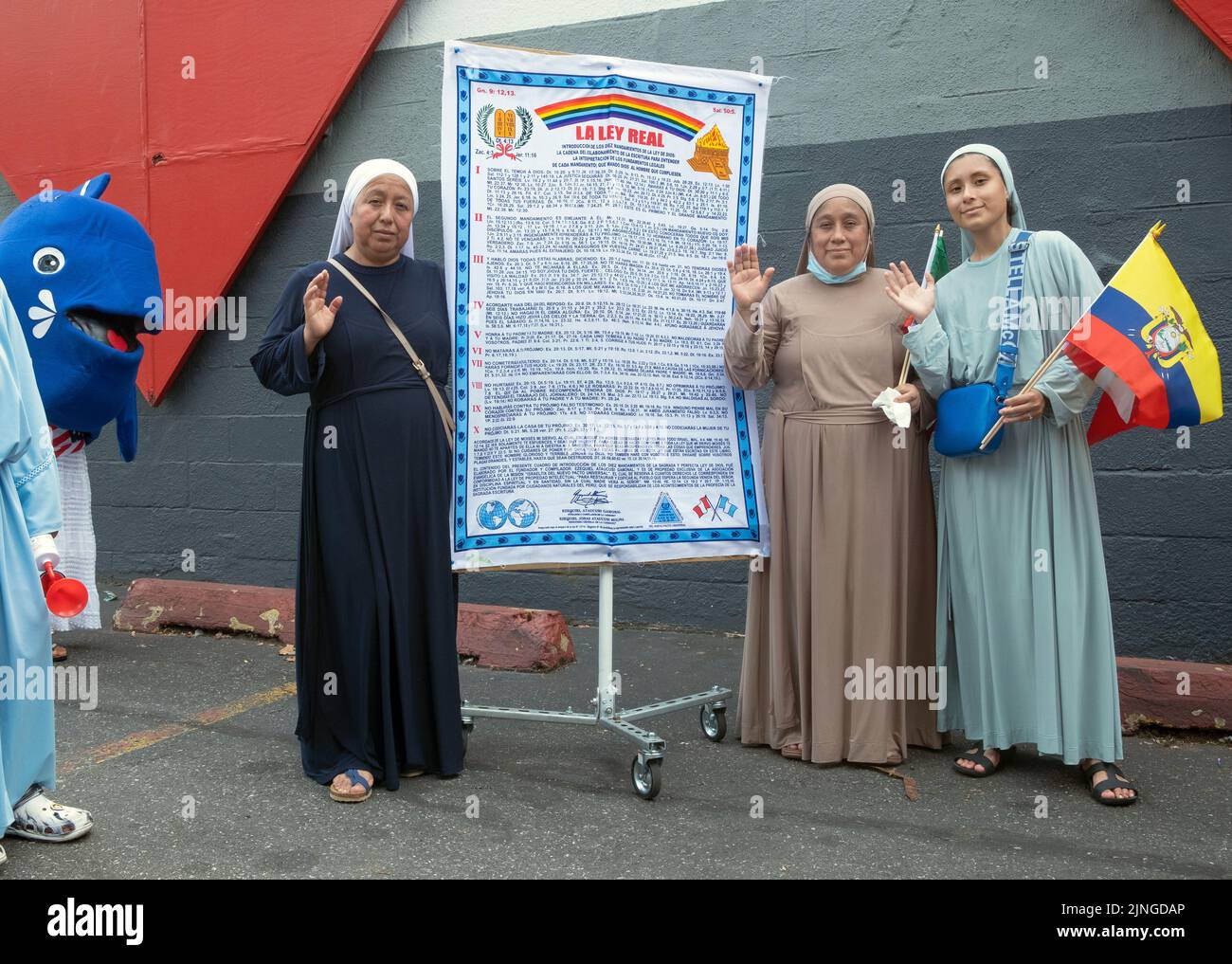 3 disciples équatoriens américains de l'Église de Jésus-Christ des Saints des derniers jours. Au défilé équatorien NYC 2022 à Jackson Heights, Queens, NYC. Banque D'Images