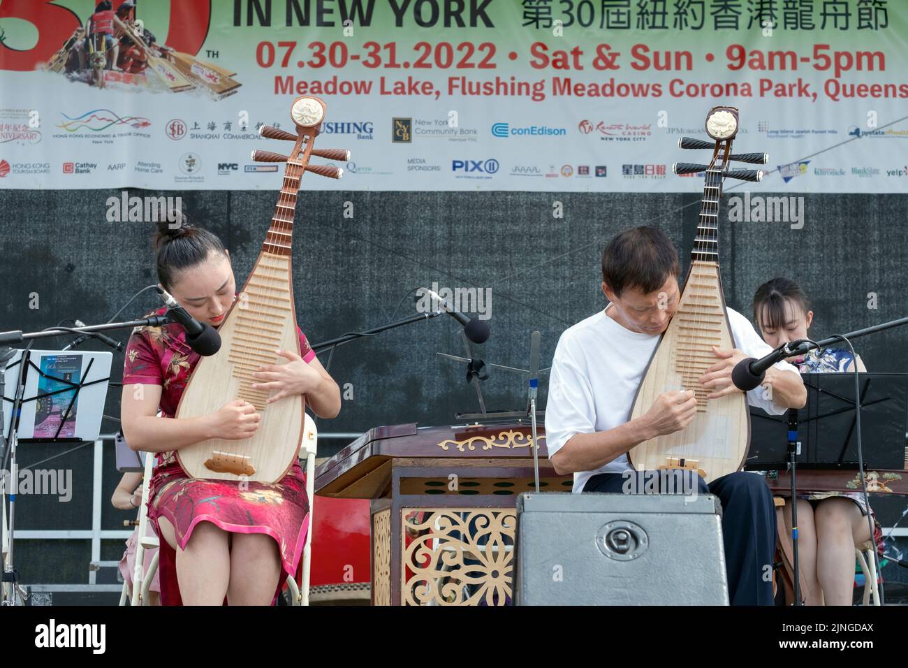 Deux membres de l'ensemble de musique chinoise de New York jouent le pipa, un instrument chinois traditionnel. Au Festival des bateaux-dragons de Hong Kong à Queens. Banque D'Images