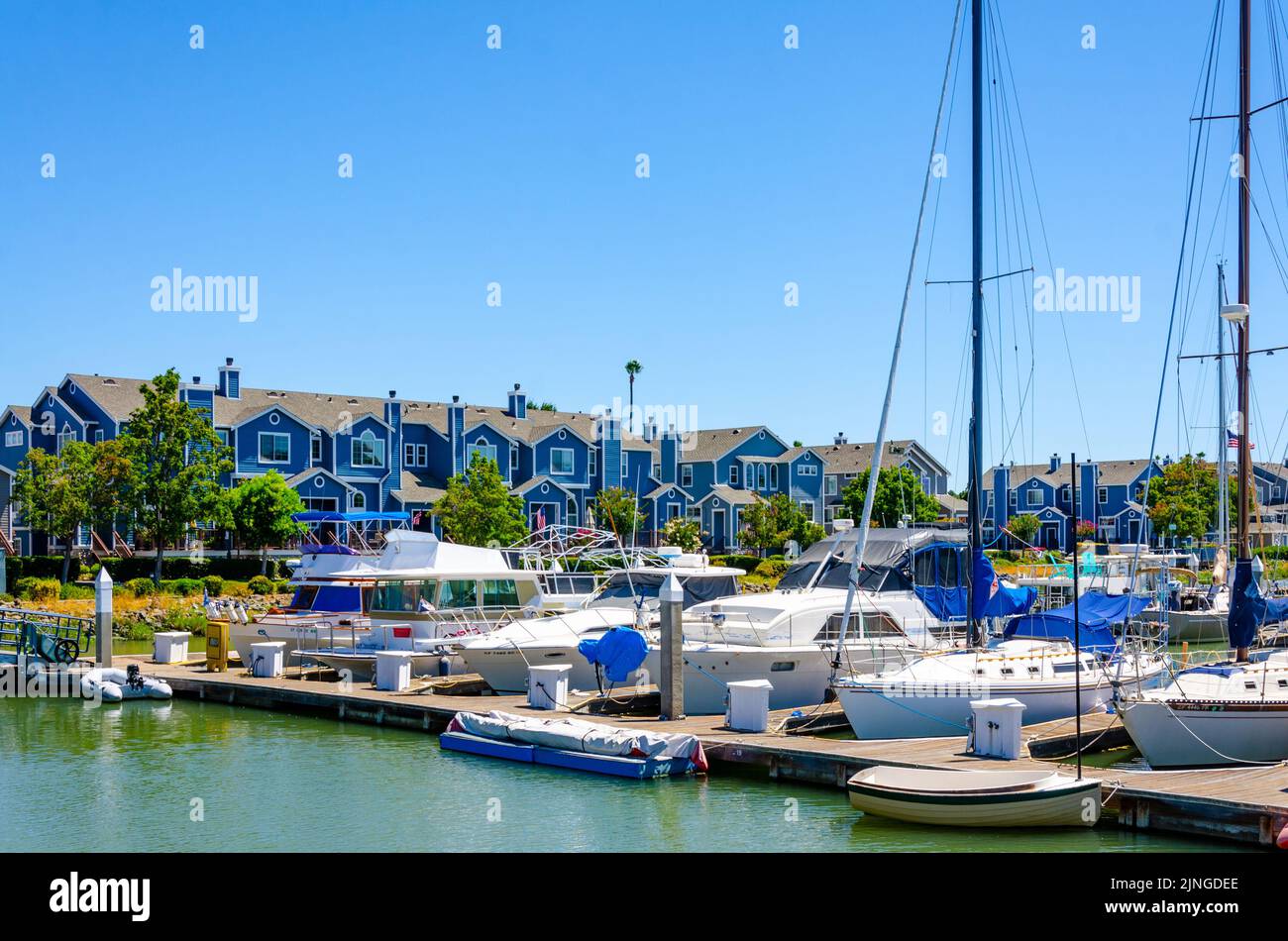 Bateaux de plaisance amarrés contre un ponton à Benicia Marina en Californie, Etats-Unis Banque D'Images