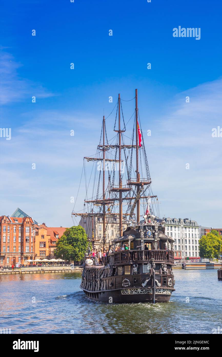 Touristes prenant un bateau sur la rivière Motlawa à Gdansk, Pologne Banque D'Images