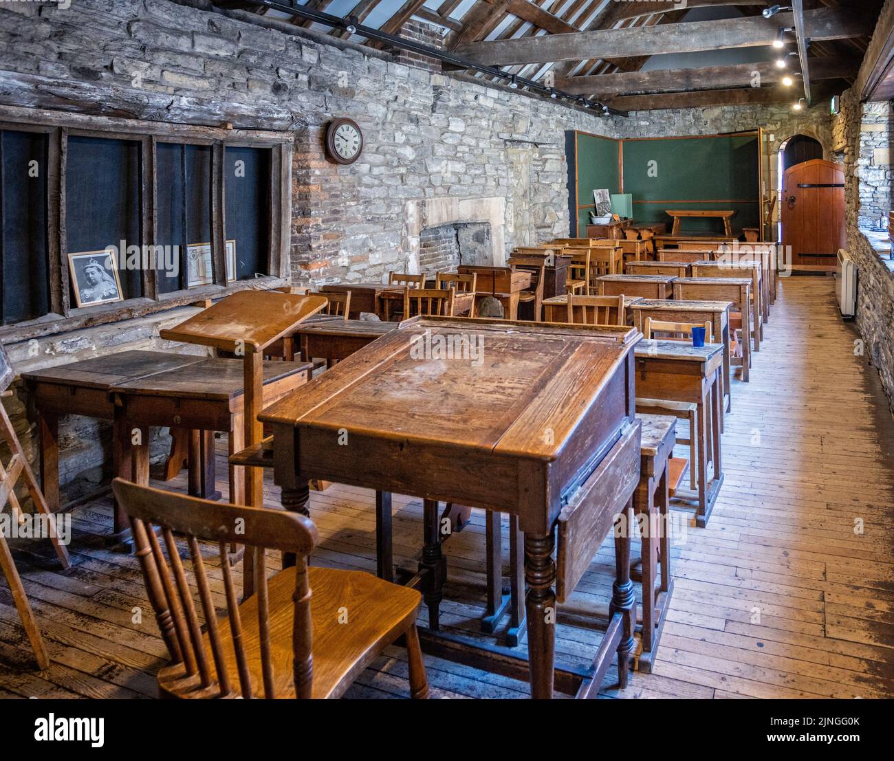 Salle d'école victorienne avec bureaux en bois et puits d'encre à Scaplen's court, Poole, Dorset, le 11 août 2022 Banque D'Images