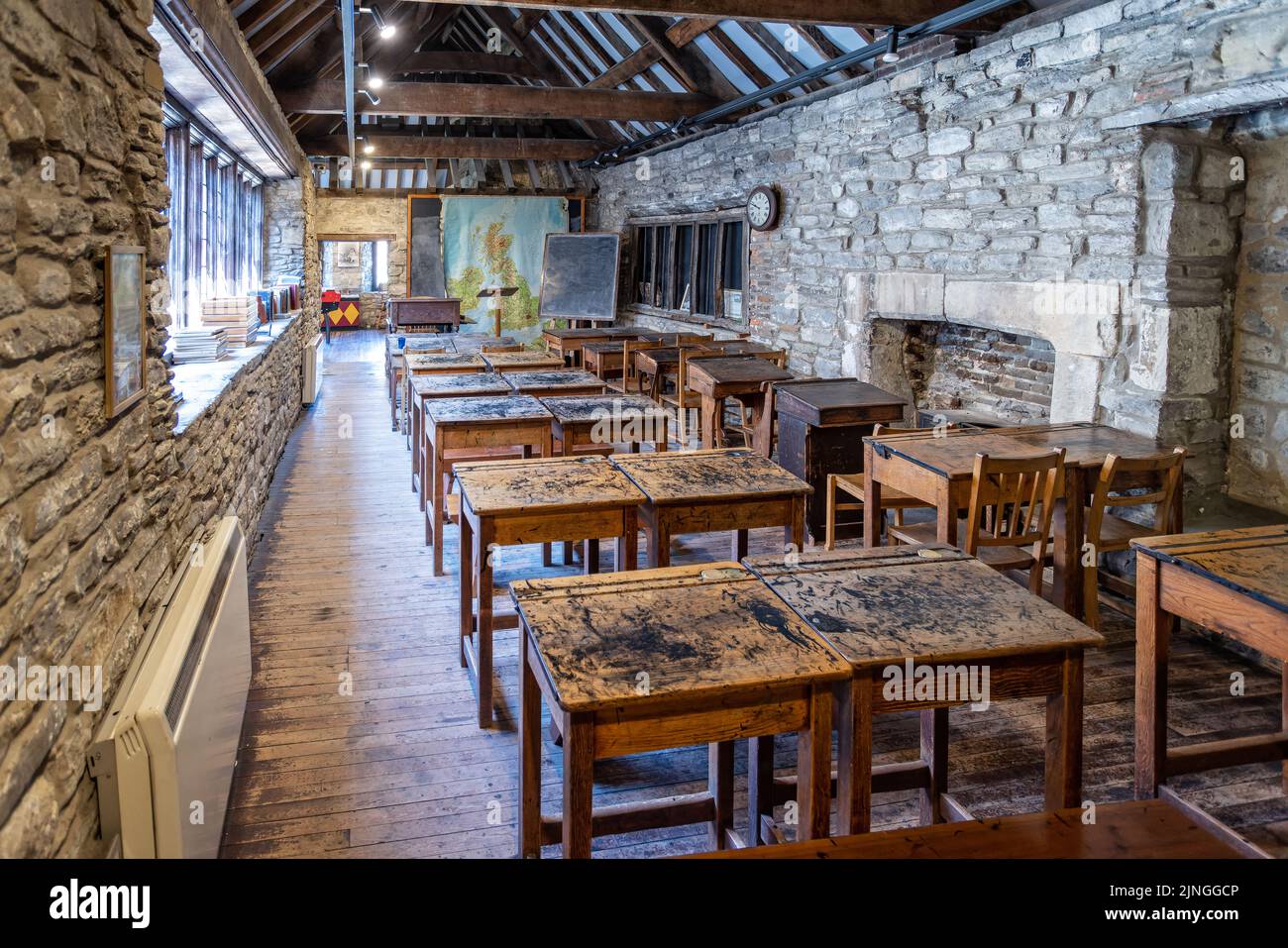 Salle d'école victorienne avec bureaux en bois et puits d'encre à Scaplen's court, Poole, Dorset, le 11 août 2022 Banque D'Images