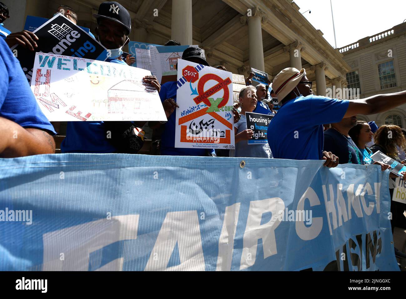 New York, États-Unis. 11th août 2022. Des manifestants se rassemblent pour le projet de loi « Fair chance Housing » sur les marches de l'hôtel de ville à 11 août 2022, à New York, aux États-Unis. Le projet de loi sur le logement de la juste chance, qui a été adopté, protégera les locataires éventuels contre les vérifications discriminatoires des antécédents des oiseaux terrestres dans leurs dossiers criminels. Credit: SIPA USA/Alay Live News Banque D'Images