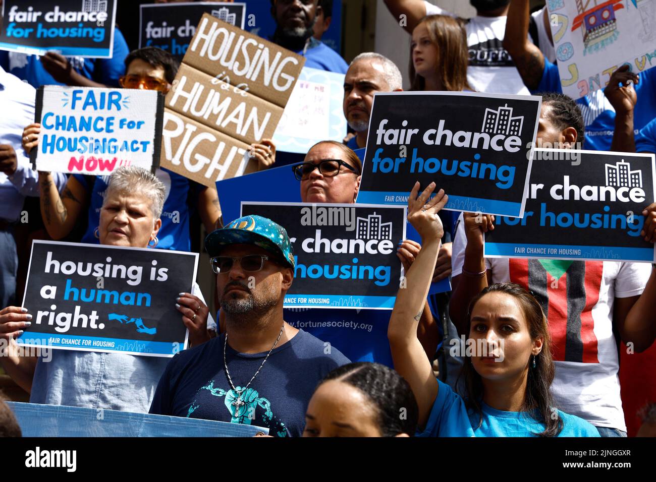 New York, États-Unis. 11th août 2022. Des manifestants se rassemblent pour le projet de loi « Fair chance Housing » sur les marches de l'hôtel de ville à 11 août 2022, à New York, aux États-Unis. Le projet de loi sur le logement de la juste chance, qui a été adopté, protégera les locataires éventuels contre les vérifications discriminatoires des antécédents des oiseaux terrestres dans leurs dossiers criminels. Credit: SIPA USA/Alay Live News Banque D'Images