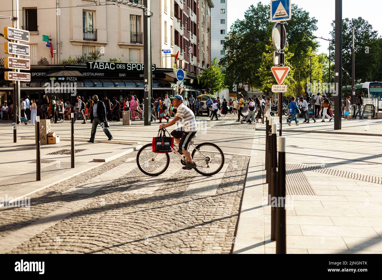 Paris, France - juillet 13 : cycliste sur la piste cyclable passant par la traversée piétonne du 13th arrondissement de 13 juillet 2022 Banque D'Images