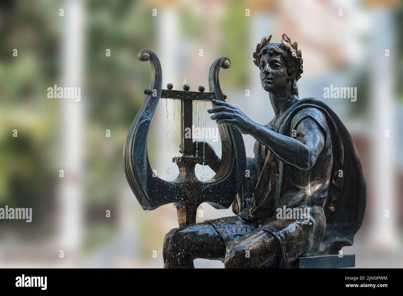 Moscou, Russie, Apollon ancien dieu de poésie et statue de métal de musique sur fond de plaine Banque D'Images