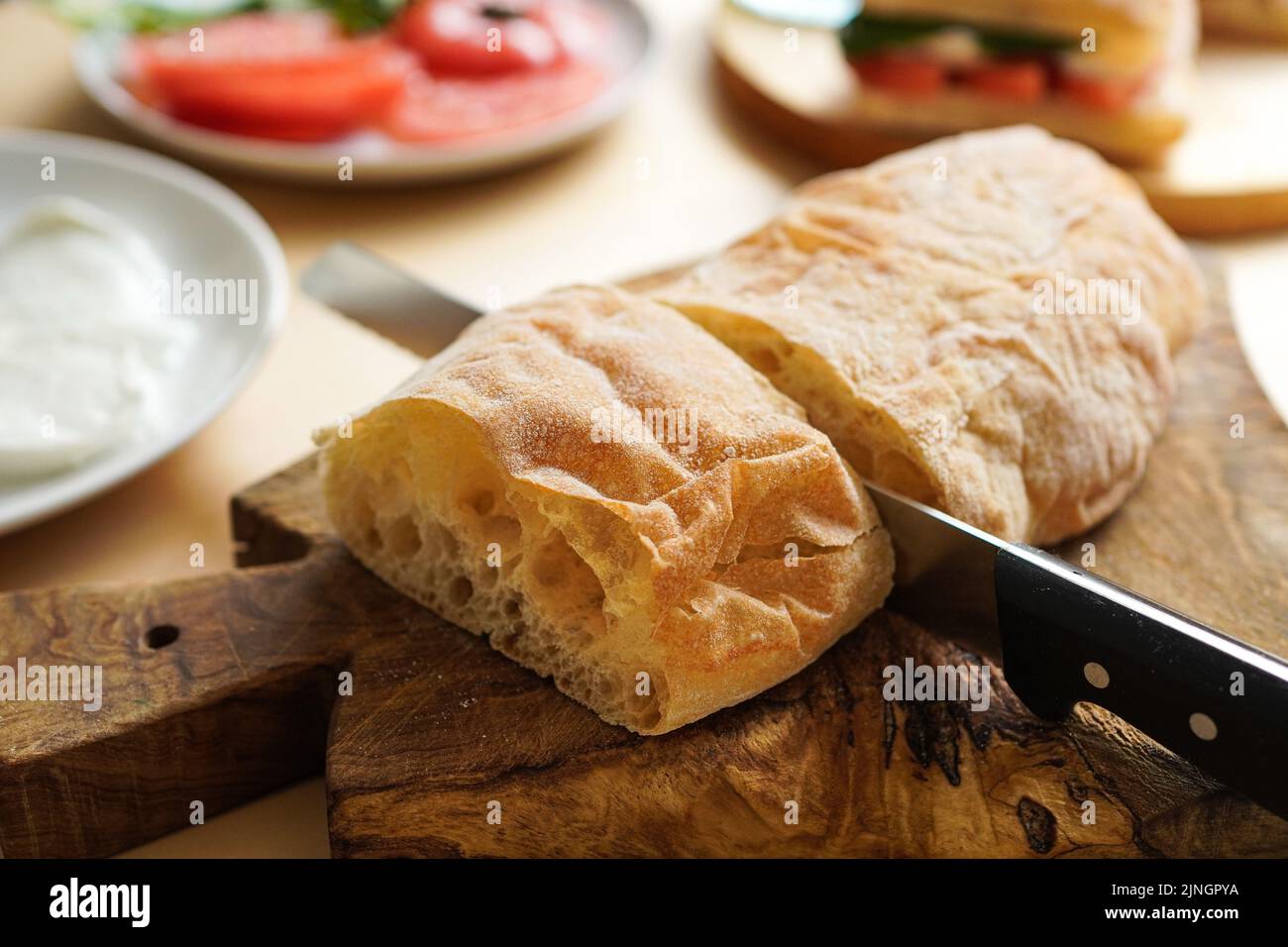 Couper du pain à la table pour faire des sandwichs Banque D'Images