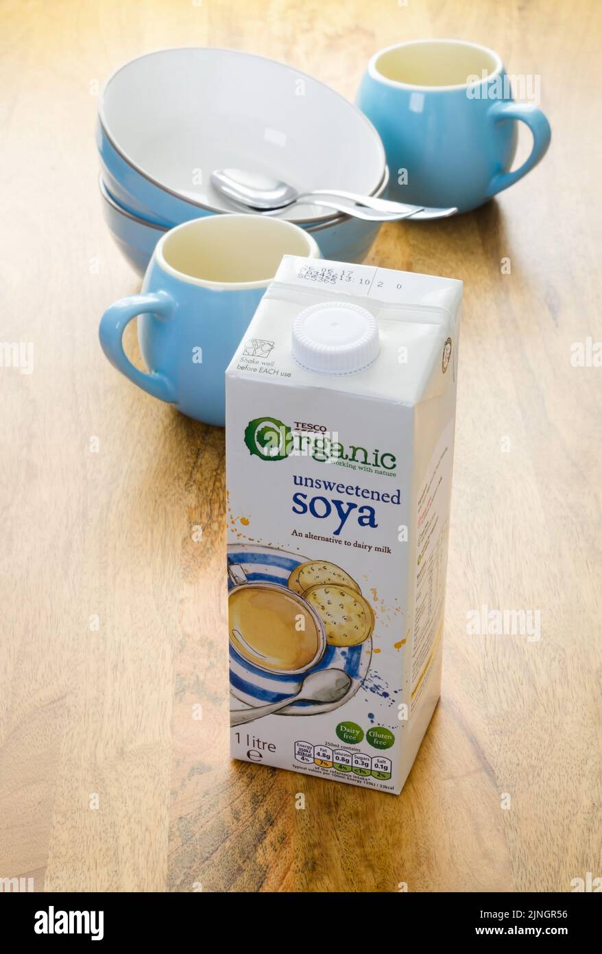 Carton de lait de soja bio non sucré de marque Tesco. Le lait de soja est une altern sans gluten et sans lait Banque D'Images