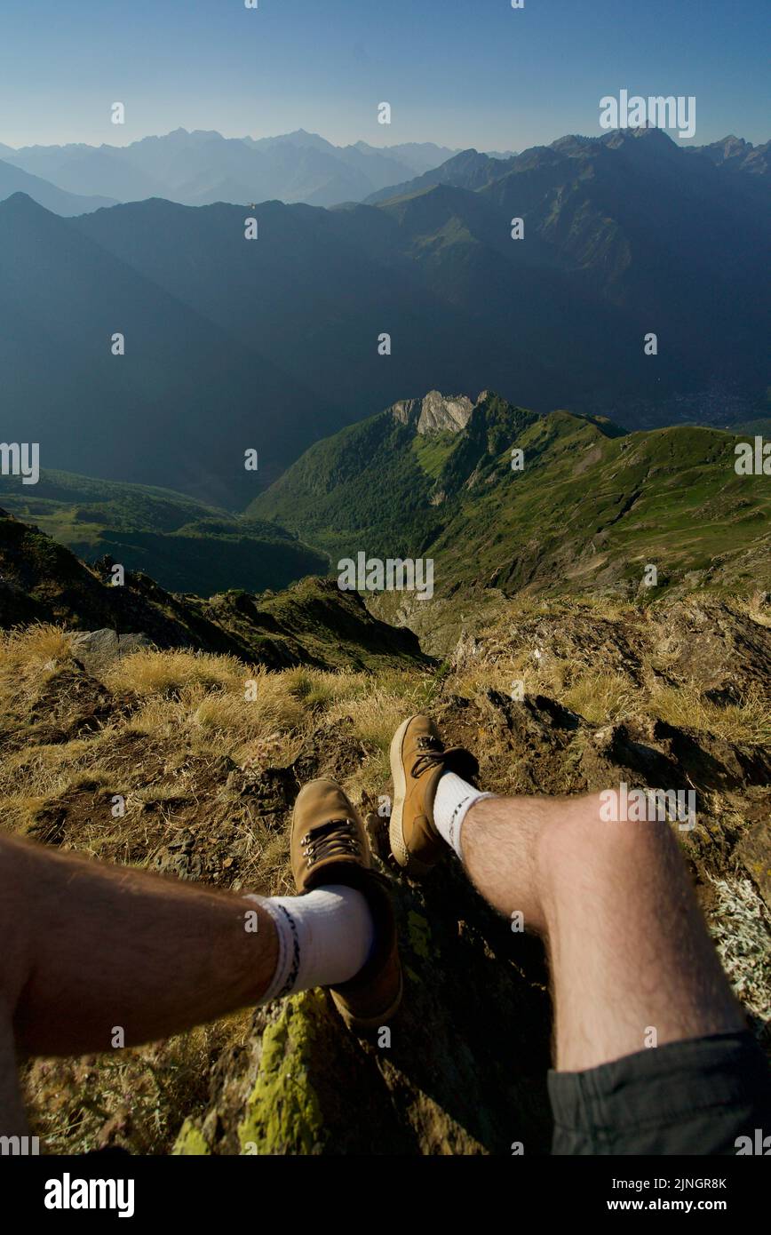 Photo de POV au sommet d'une montagne, pieds suspendus sur un sommet de montagne, dans les Pyrénées-Orientales, France. Photo de voyage des pieds suspendus. Photo de Cabaliros. Banque D'Images