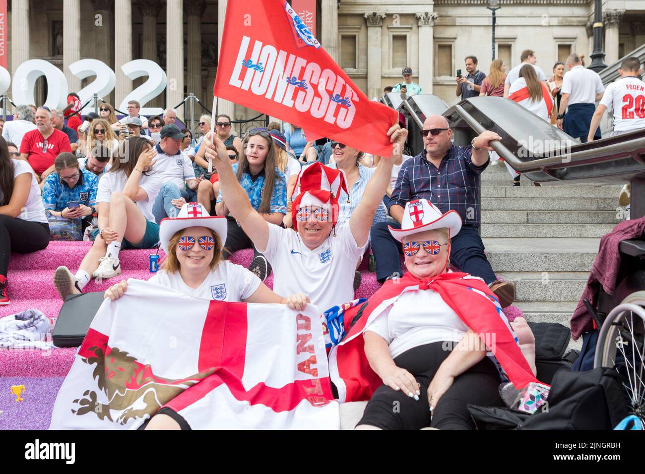 Les fans de football se rassemblent sur Trafalgar Square avant les finales de l'UEFA Women's Euro 2022 ce soir, au cours desquelles l'Angleterre joue contre l'Allemagne. Image prise sur 31s Banque D'Images