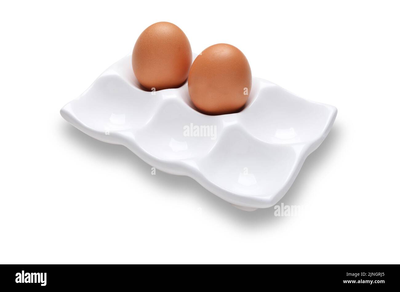 Support de plateau à œufs en céramique blanche avec deux œufs isolés sur fond blanc découpé Banque D'Images