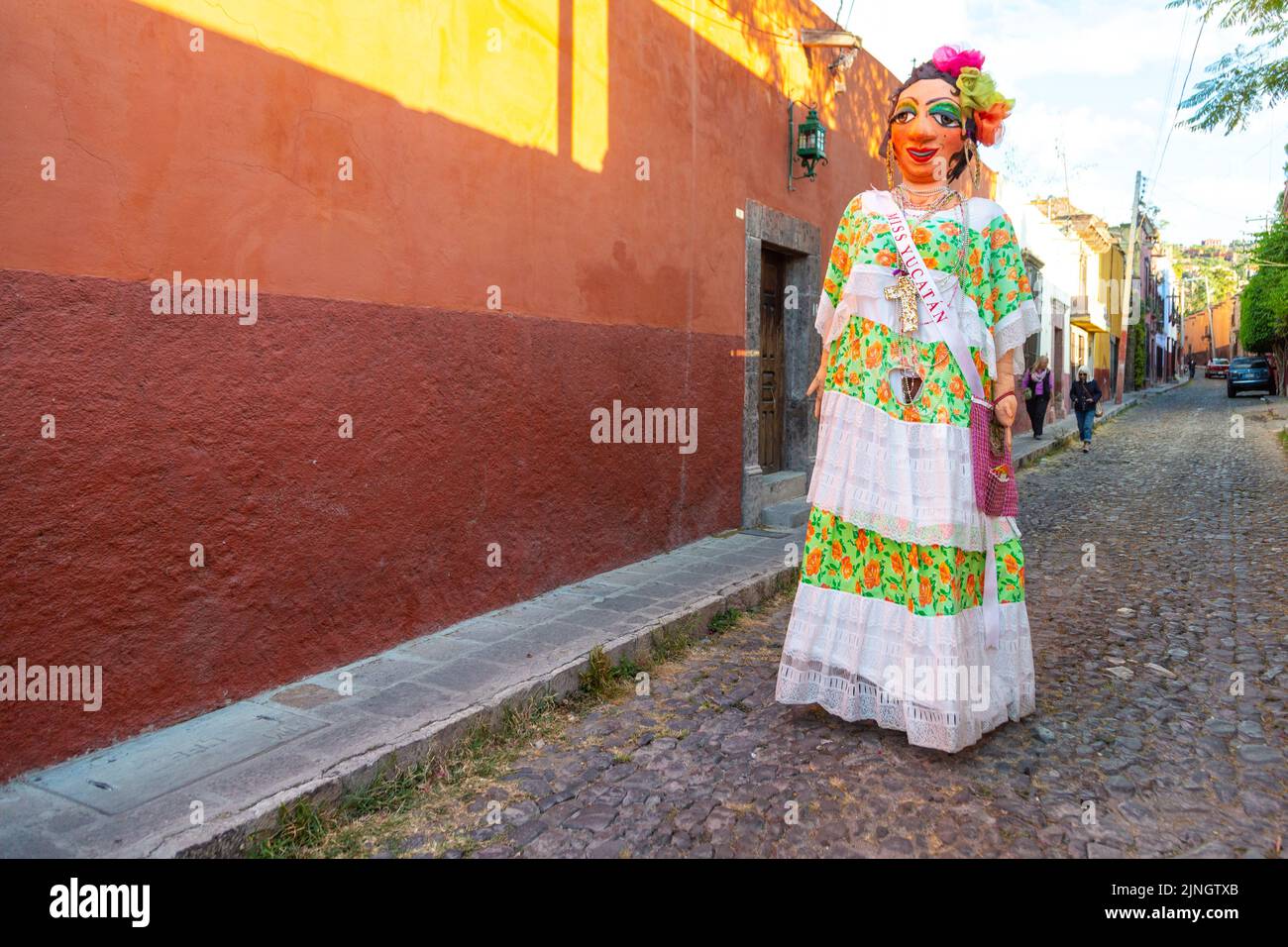 Un mojiganga, ou marionnette géante en papier mâché, marche à travers le centre historique de San Miguel de Allende, Mexique. Banque D'Images