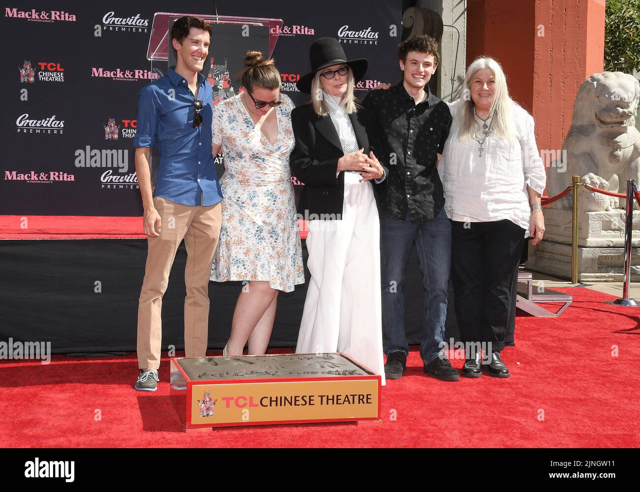 Los Angeles, États-Unis. 11th août 2022. (G-D) Jordan White, Dexter Keaton, Diane Keaton, Duke Keaton et Dorrie Hall lors de la cérémonie Diane Keaton Hand & Footprint tenue au TCL Chinese Theatre à Hollywood, CA, jeudi, ?11 août 2022. (Photo par Sthanlee B. Mirador/Sipa USA) crédit: SIPA USA/Alay Live News Banque D'Images