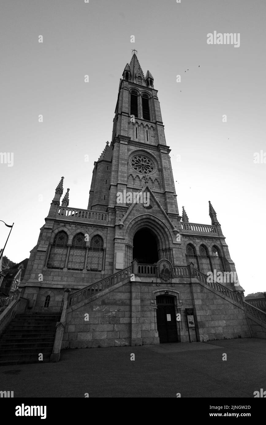 Sanctuaires notreDame de Lourdes, site de pèlerinage catholique du Sud