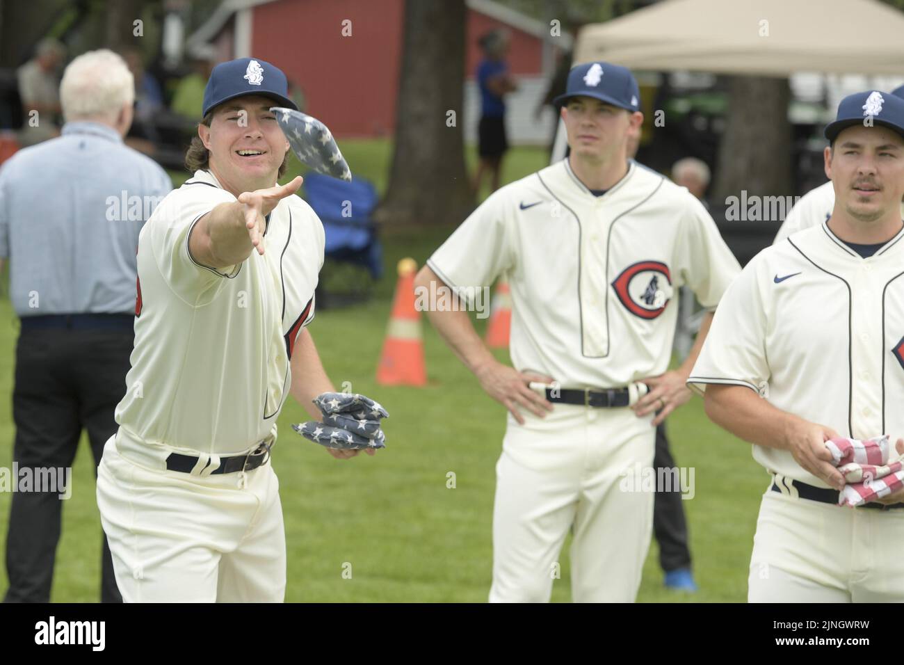 Dyersville, États-Unis. 11th août 2022. Chicago Cubs Erich Uelmen joue le trou de maïs avec quelques coéquipiers sur le terrain de tournage avant le MLB Field of Dreams contre le Cincinnati Reds Game à Dyersville, Iowa, jeudi, 11 août 2022. Photo par Mark Black/UPI crédit: UPI/Alay Live News Banque D'Images