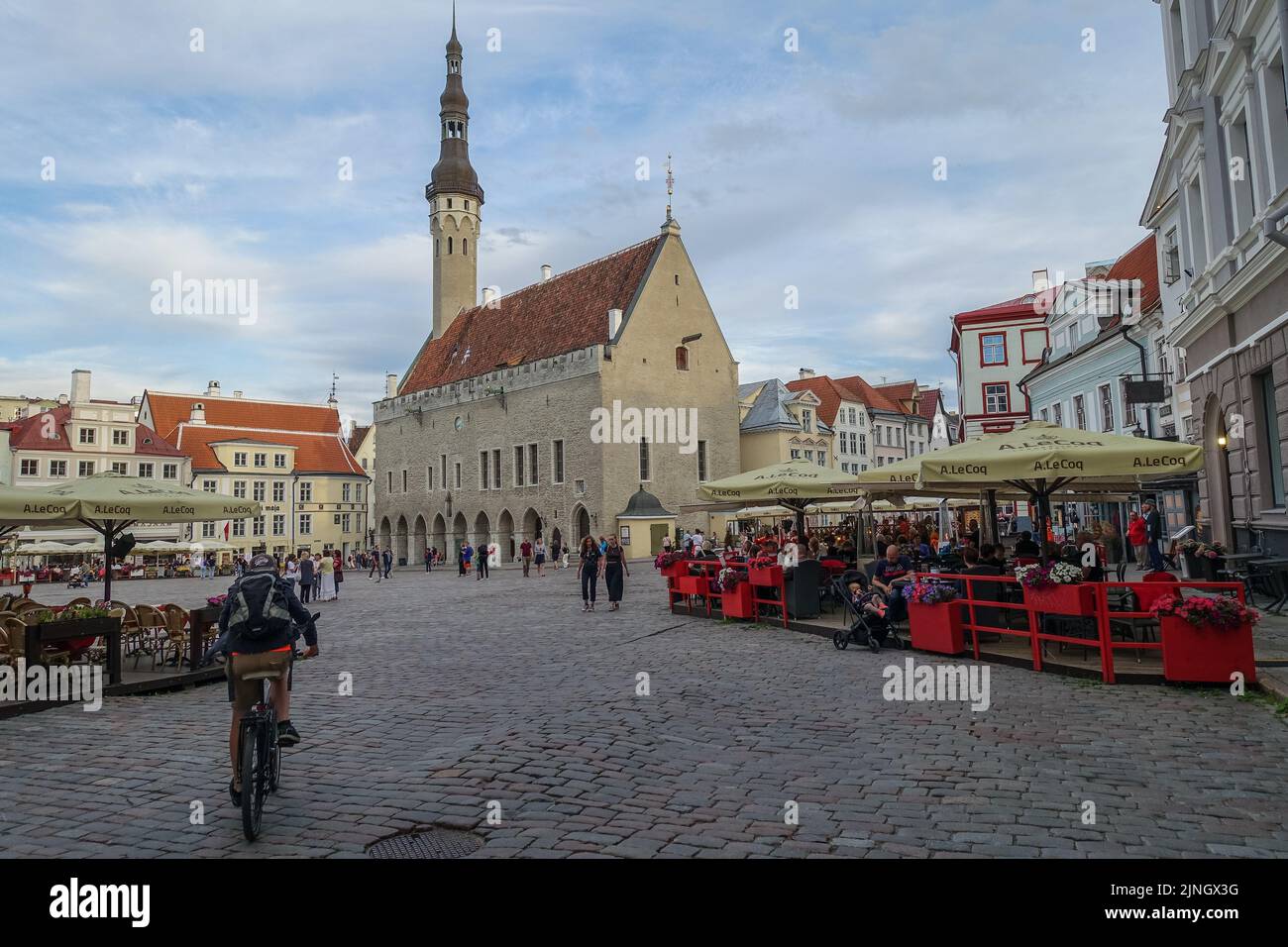 Tallinn, Estonie 2 août 2022 personnes dînant dans le restaurant en plein air de la vieille ville sont vues. Credit: Vadim Pacajev/Alay Live News Banque D'Images