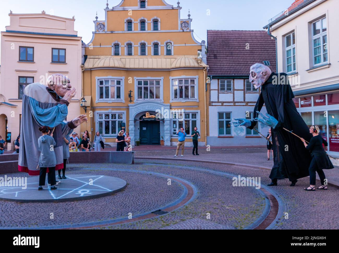 Wismar, Allemagne. 11th août 2022. Les membres de l'association Kulturmühle Wismar sont en déplacement dans le centre-ville avec la grande figure de quatre mètres de haut. (Photo de la répétition de la robe) la production 'Nosferatour' sera présentée en première dans le centre-ville de Wismar le 12 août 2022. Avec elle, la ville célèbre l'anniversaire du classique d'horreur 'Nosferatu' de Friedrich Wilhelm Murnau, qui a été filmé sur place il y a 100 ans. Credit: Jens Büttner/dpa/Alay Live News Banque D'Images