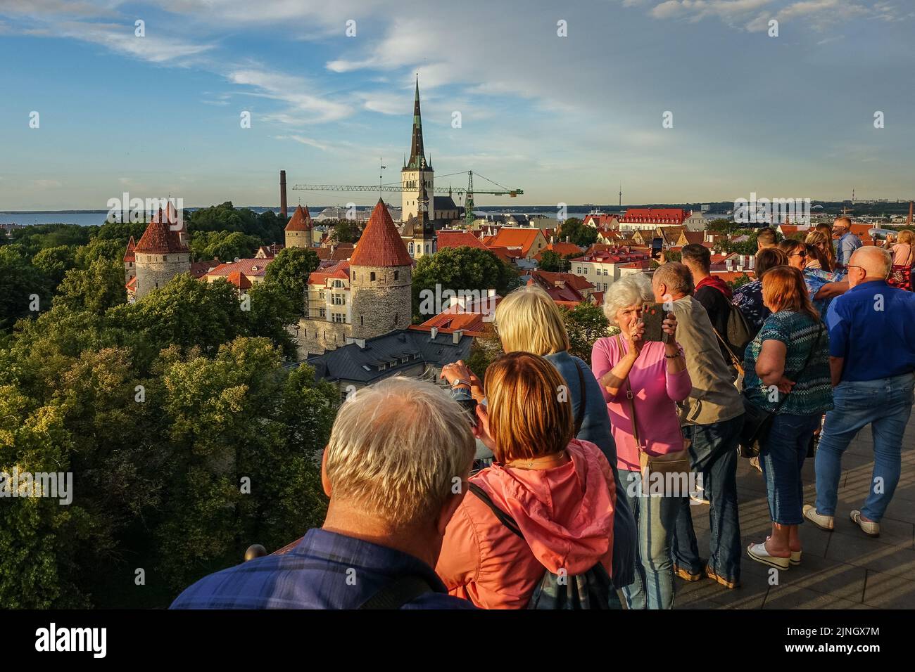 Tallinn, Estonie 2 août 2022 des personnes attendent le coucher de soleil sur les toits rouges de la vieille ville sont vues. Credit: Vadim Pacajev/Alay Live News Banque D'Images