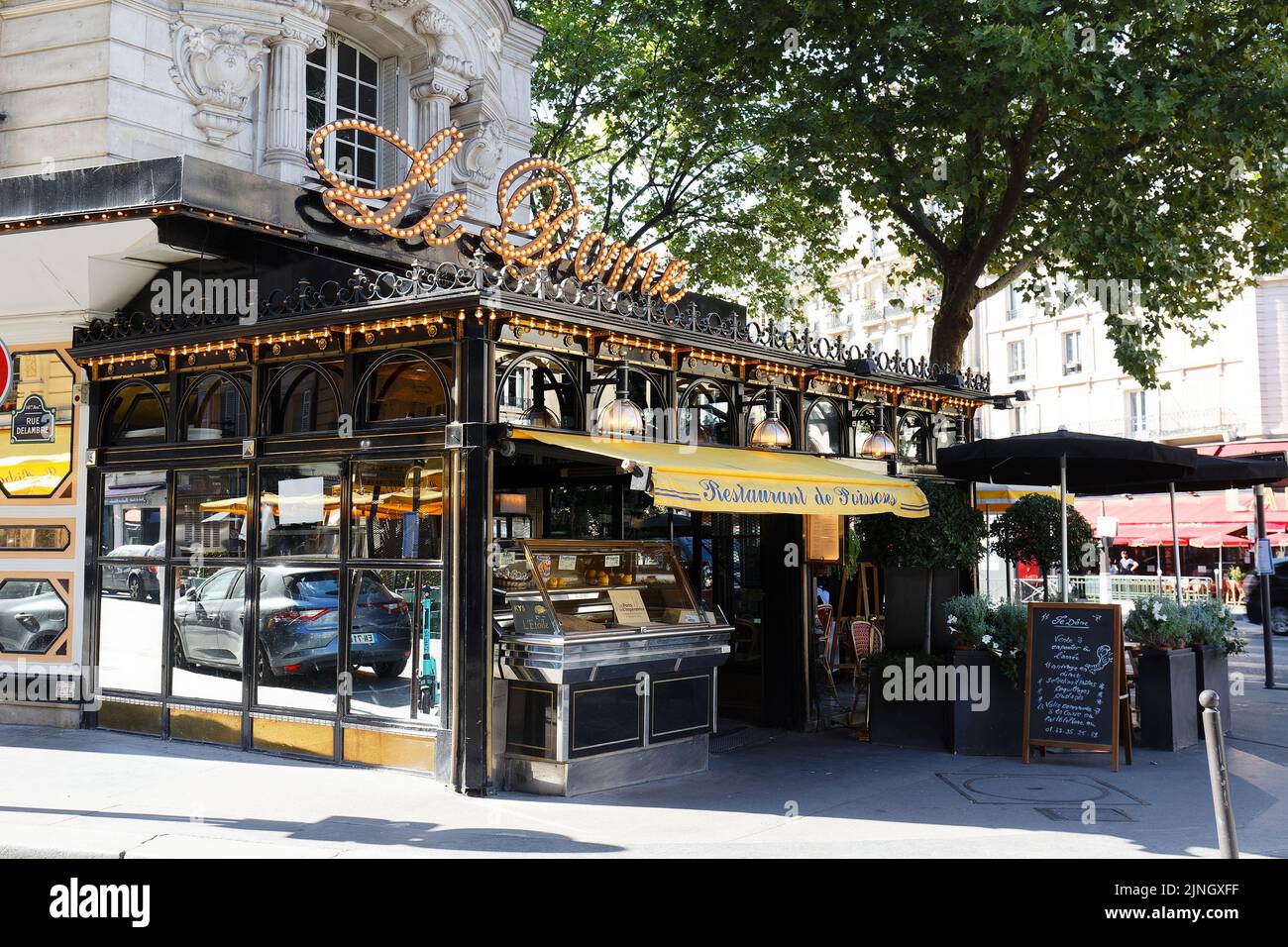 Le célèbre restaurant le Dome sur le boulevard Montparnasse à Paris. Ouvert en 1898, il est fréquenté par des sculpteurs, des écrivains et des peintres célèbres... Banque D'Images