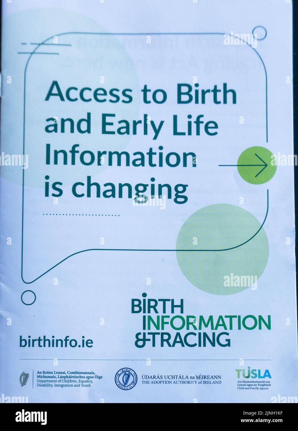 La brochure sur la nouvelle loi sur les renseignements sur les naissances et le traçage, produite par l'autorité chargée de l'adoption. Les personnes adoptées peuvent désormais accéder à davantage d'informations sur les naissances Banque D'Images