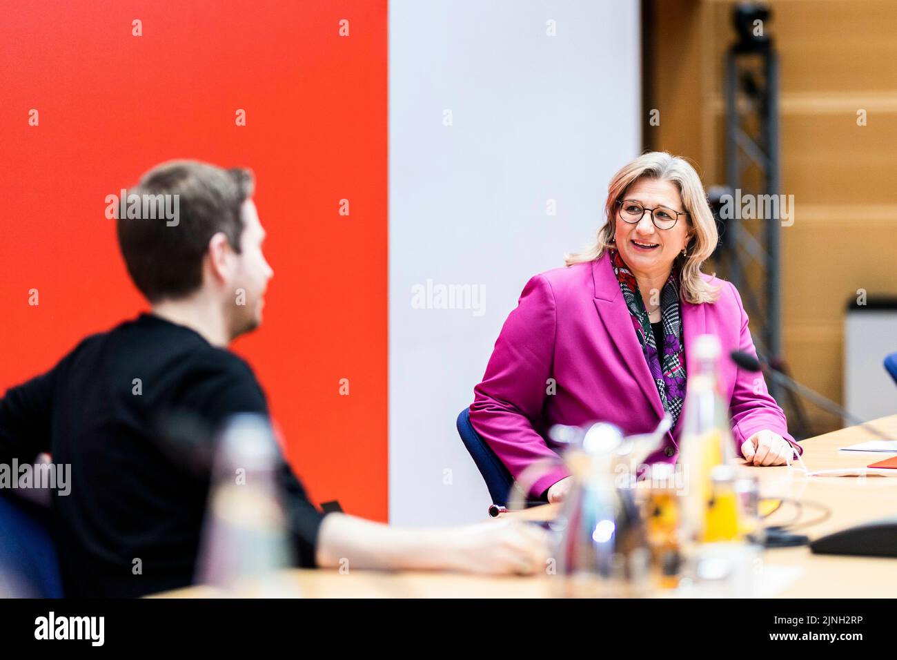 Berlin, Allemagne. 21st févr. 2022. (LR) Kevin Kuehnert, secrétaire général du SPD, et Anke Rehlinger, présidente du SPD en Sarre, pris lors de la réunion de l'exécutif du SPD à Berlin, 21 février 2022. Credit: dpa/Alay Live News Banque D'Images