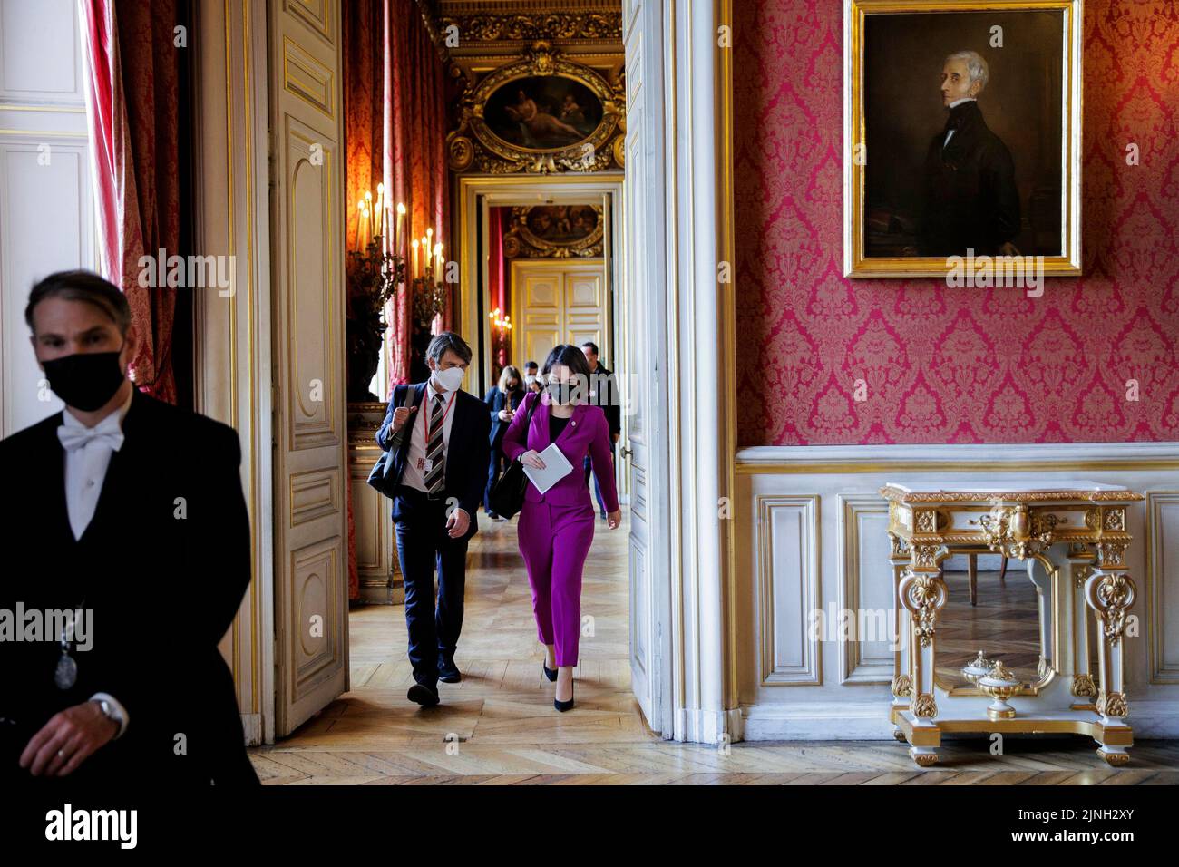 Annalena Baerbock, Ministre fédéral des Affaires étrangères, après une conférence téléphonique commune de G7 au Ministère français des Affaires étrangères avec Jean-Yves le Drian, Ministre de l'Europe et des Affaires étrangères de la République française, Josep Borrell i Fontelles, Haut représentant de l'Union pour les affaires étrangères et la politique de sécurité et vice-président de la Commission européenne, et Luigi Di Maio, ministre des affaires étrangères et de la coopération internationale, (non représenté ici) à Paris, 22 février 2022. Banque D'Images