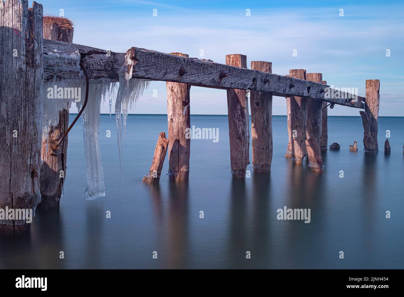 Ces vieilles groynes sur la rive du lac Ontario, au Canada, sont conçues pour lutter contre l'érosion. Ici, ils sont sur un froid jour de février. Banque D'Images