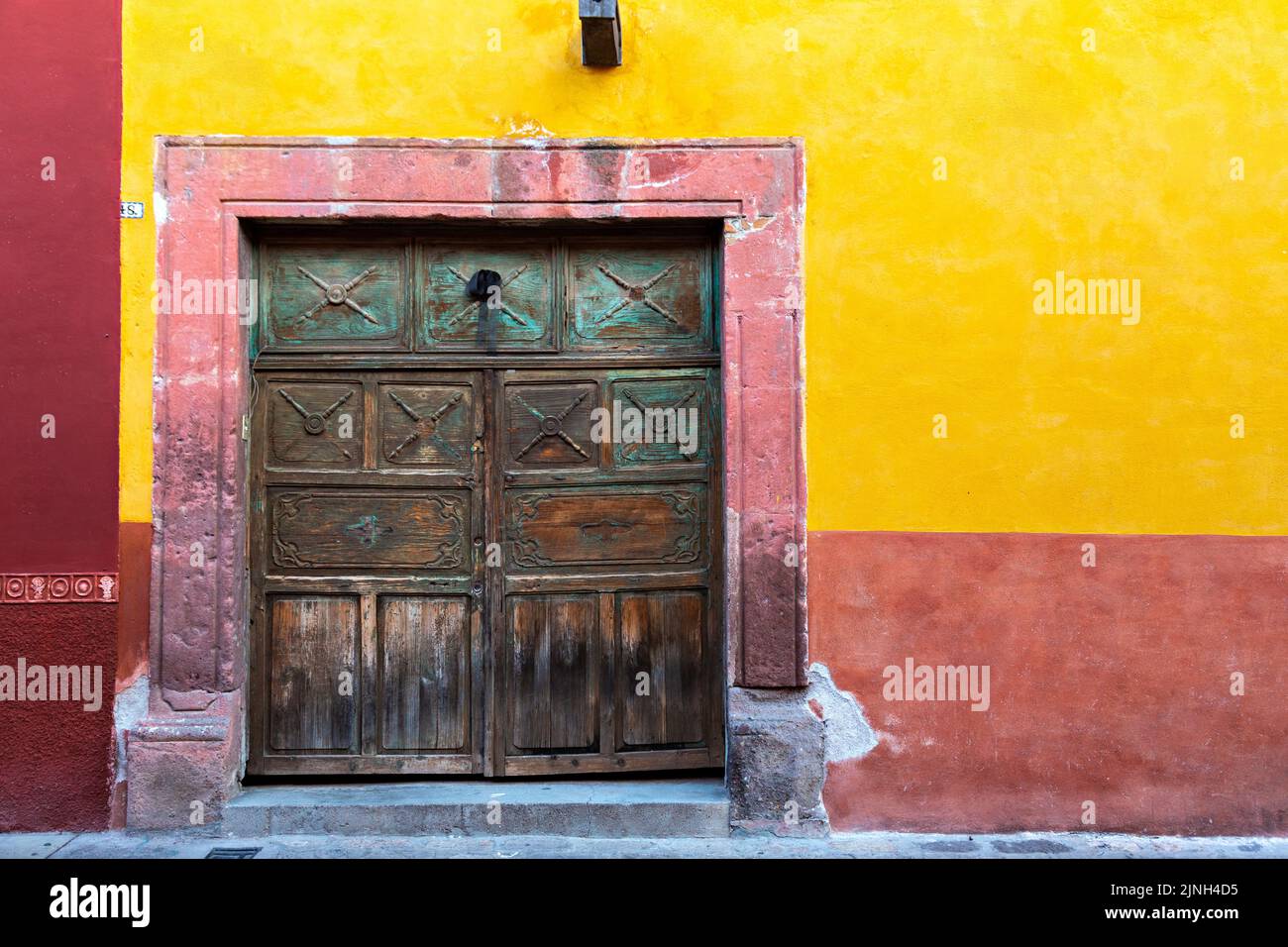 Une porte en bois de style colonial espagnol sur une maison dans le centre-ville historique de San Miguel de Allende, Mexique. Banque D'Images