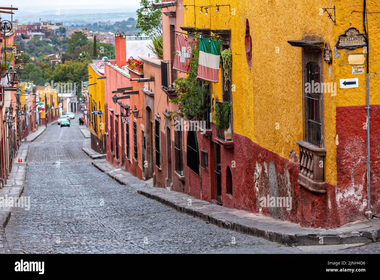 Une vue sur Pila Seca bordée de bâtiments de style colonial espagnol colorés dans le centre-ville historique de San Miguel de Allende, Mexique. Banque D'Images