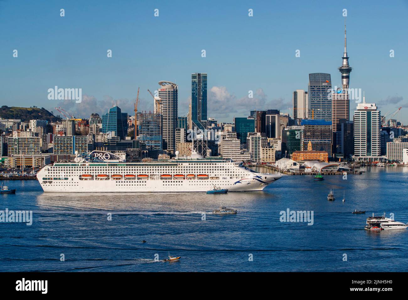L'explorateur du Pacifique arrive à Auckland en tant que premier navire de croisière à arriver en Nouvelle-Zélande après la réouverture des frontières maritimes le 31 juillet Banque D'Images