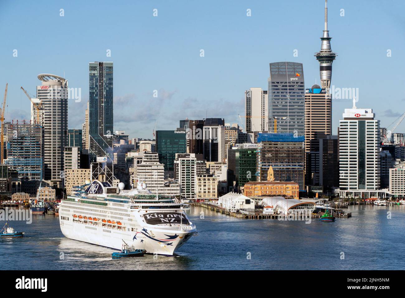 L'explorateur du Pacifique arrive à Auckland en tant que premier navire de croisière à arriver en Nouvelle-Zélande après la réouverture des frontières maritimes le 31 juillet Banque D'Images