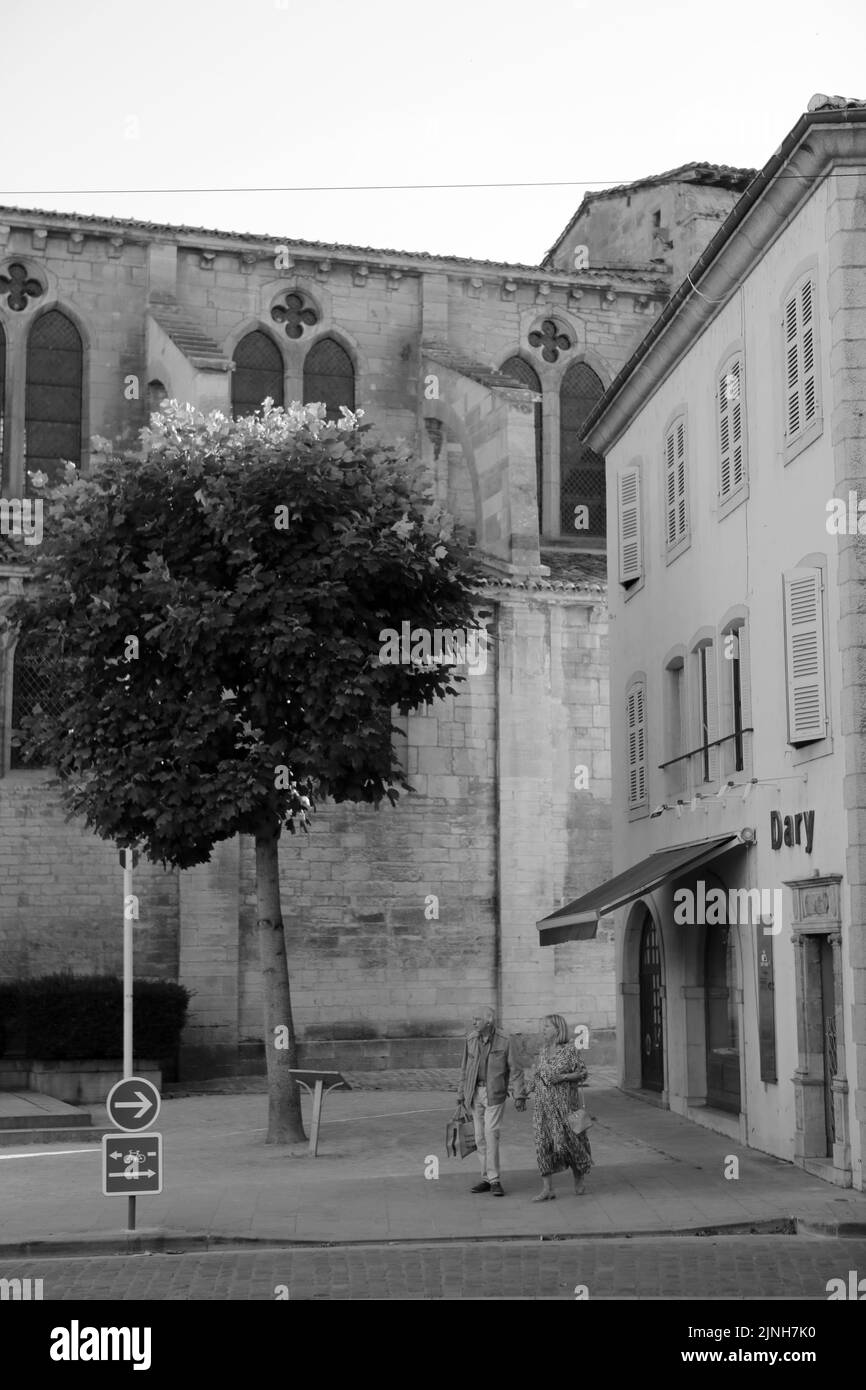 Couple de personnes se promitant dans le centre-ville de Cluny. Saône-et-Loire. Bourgogne. France. Europe. Banque D'Images