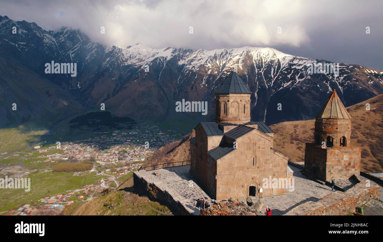 Ancienne église orthodoxe située à Kazbegi, région de Mtskheta-Mtianeti, Géorgie. Photo de haute qualité Banque D'Images