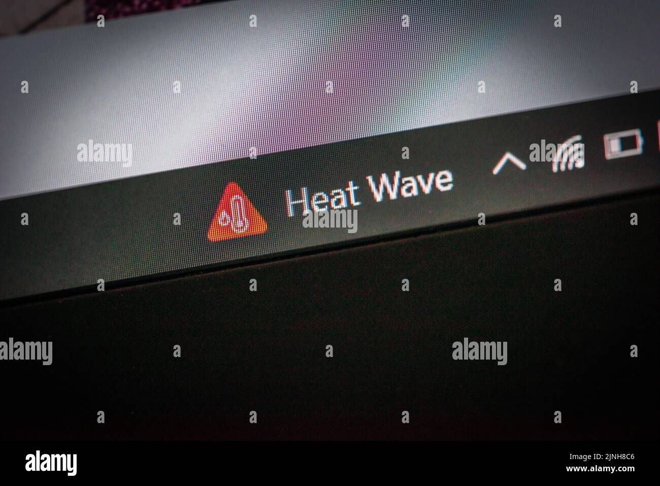 Signe d'alerte météo de la vague de chaleur sur une barre des tâches Windows 10 pendant la vague de chaleur 2022 Banque D'Images