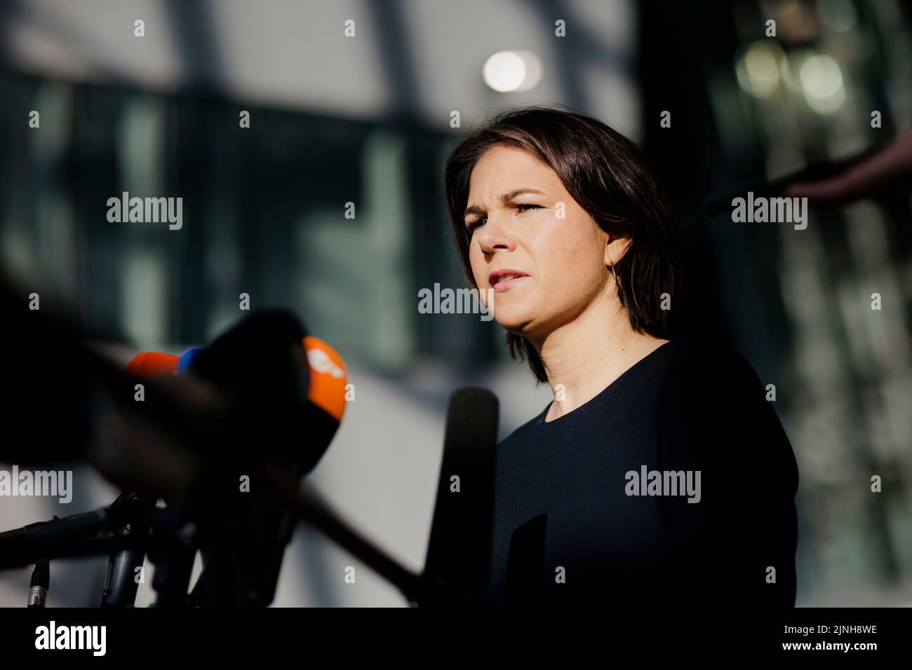 Bruxelles, Belgique. 04th mars 2022. Annalena Baerbock (Buendnis 90/Die Gruenen), ministre fédéral des Affaires étrangères, fait un pas de porte à son arrivée au siège de l'OTAN. Baerbock se rend à des réunions des ministres des Affaires étrangères de l'OTAN et de G7 ministres des Affaires étrangères après Bruxelles. Bruxelles, 04.03.2022 crédit: dpa/Alay Live News Banque D'Images