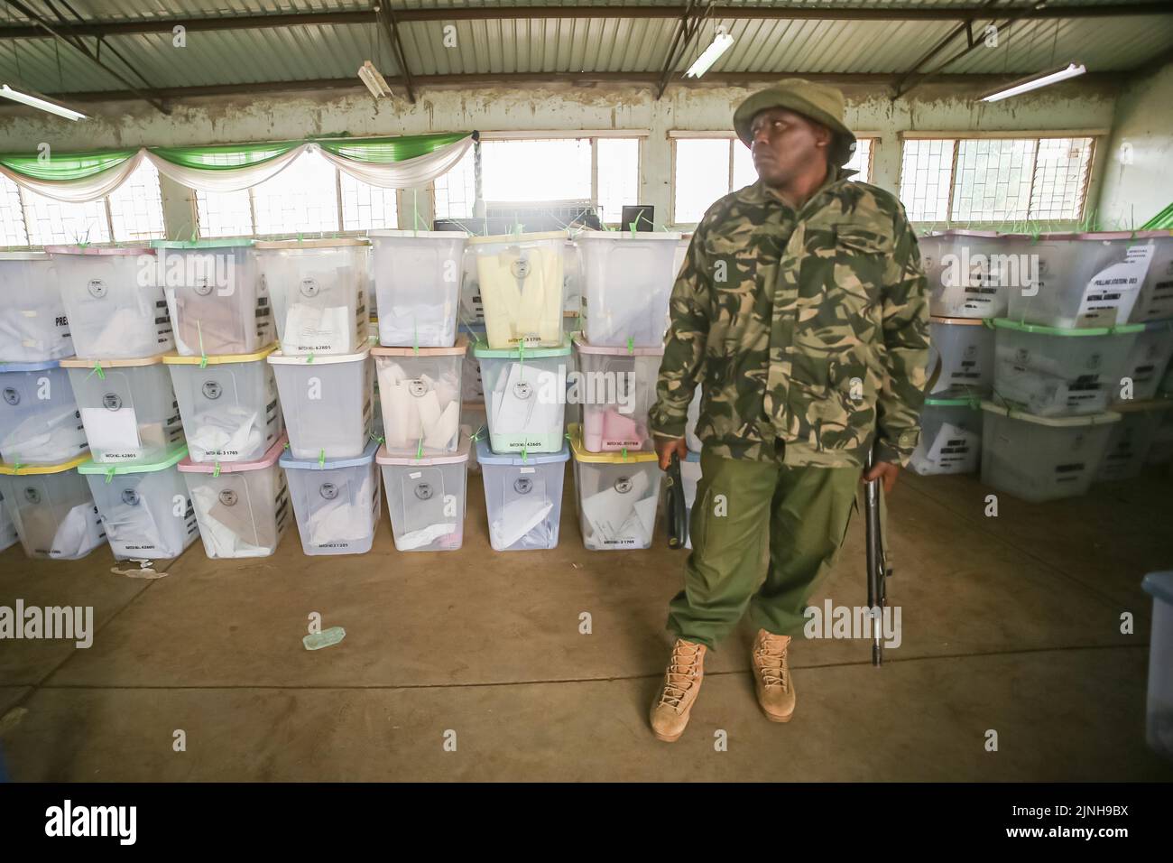 Nairobi, Kenya. 11th août 2022. Un policier kenyan surveille les urnes alors que le calcul des résultats se poursuit au centre de calcul de la circonscription de Mathare à Nairobi. Les résultats des élections générales du Kenya, qui ont eu lieu le 9th août 2022, se poursuivent. (Image de crédit : © Boniface Muthoni/SOPA Images via ZUMA Press Wire) Banque D'Images