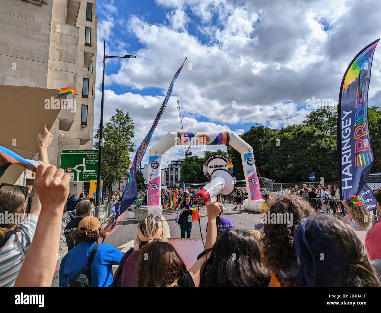 Un groupe de personnes participant à la London Pride Parade 2022 commémorant sa célébration de 50th Banque D'Images