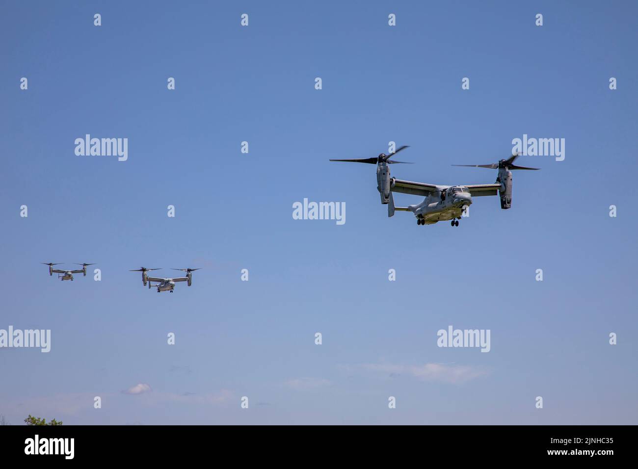 Corps d'instruction des officiers de la Réserve navale (NROTC) les midshipmen transitent à MV-22B Osprey dans le cadre d'un exercice d'insertion aérienne au cours de leur programme d'instruction d'été au camp de base du corps maritime Lejeune, N.C., 2 août 2022. Le NROTC Midshipmen Summer Training développe et forme des Midshipmen afin de fournir à la flotte un officier de service naval compétent et professionnel. (É.-U. Photo du corps marin par lance Cpl. Nicholas Guevara) Banque D'Images