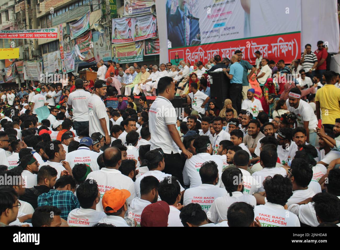 Dhaka, Bangladesh. 11th août 2022. Un énorme rassemblement de BNP pour protester contre la dernière hausse des prix du carburant et la crise de l'électricité est en cours devant son bureau central de Nayapaltan dans la capitale. (Photo de Tahsin Ahmed/Pacific Press) crédit: Pacific Press Media production Corp./Alay Live News Banque D'Images