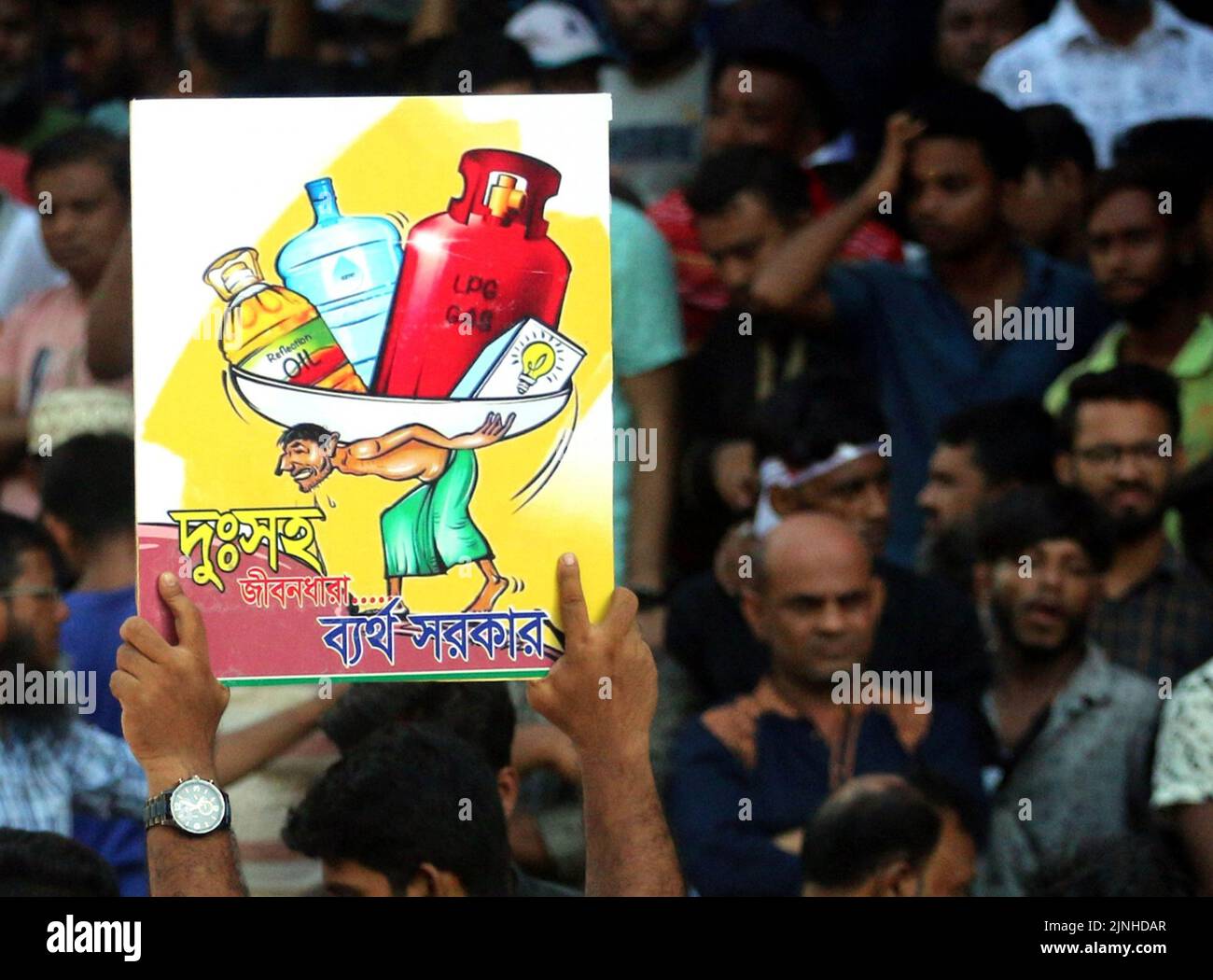 Dhaka, Bangladesh. 11th août 2022. Un énorme rassemblement de BNP pour protester contre la dernière hausse des prix du carburant et la crise de l'électricité est en cours devant son bureau central de Nayapaltan dans la capitale. (Photo de Tahsin Ahmed/Pacific Press) crédit: Pacific Press Media production Corp./Alay Live News Banque D'Images