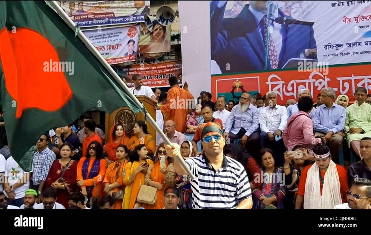 Dhaka, Bangladesh. 11th août 2022. Un énorme rassemblement de BNP pour protester contre la dernière hausse des prix du carburant et la crise de l'électricité est en cours devant son bureau central de Nayapaltan dans la capitale. (Photo de Tahsin Ahmed/Pacific Press) crédit: Pacific Press Media production Corp./Alay Live News Banque D'Images