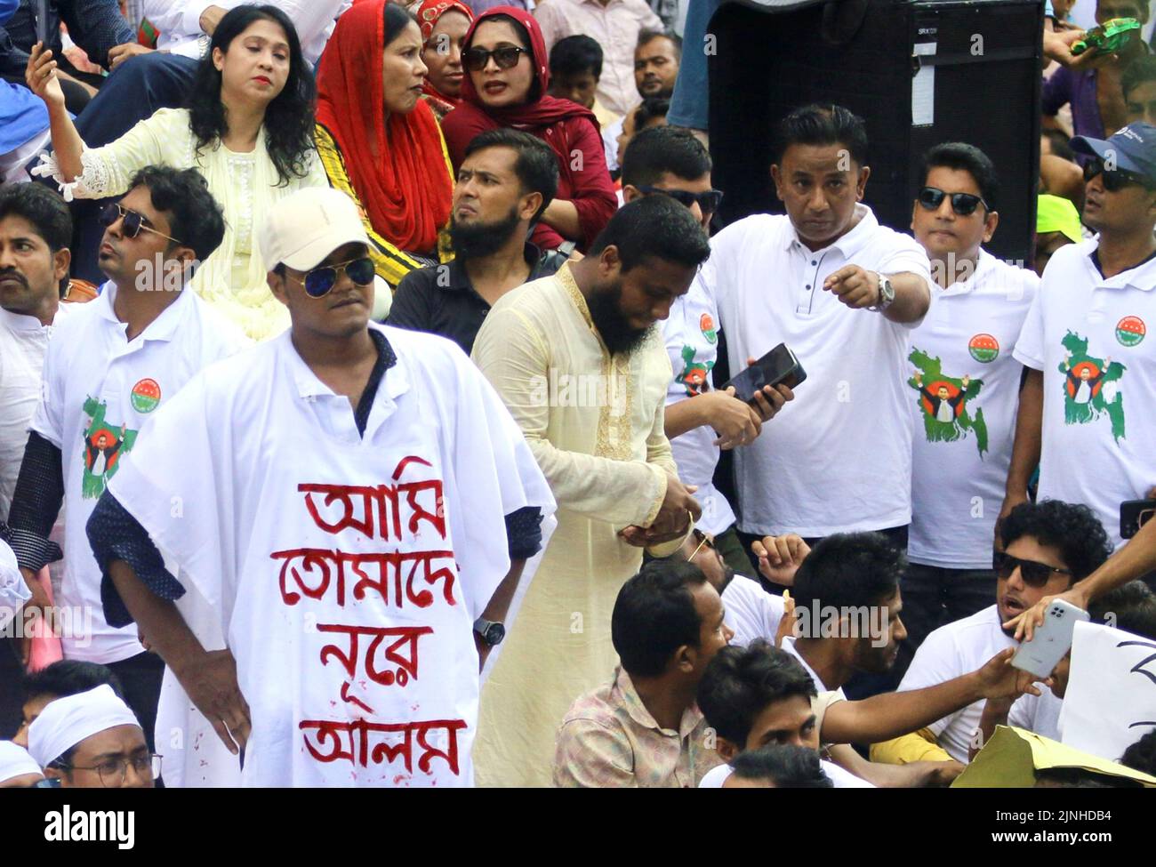 Dhaka, Bangladesh. 11th août 2022. Un énorme rassemblement de BNP pour protester contre la dernière hausse des prix du carburant et la crise de l'électricité est en cours devant son bureau central de Nayapaltan dans la capitale. (Photo de Tahsin Ahmed/Pacific Press) crédit: Pacific Press Media production Corp./Alay Live News Banque D'Images