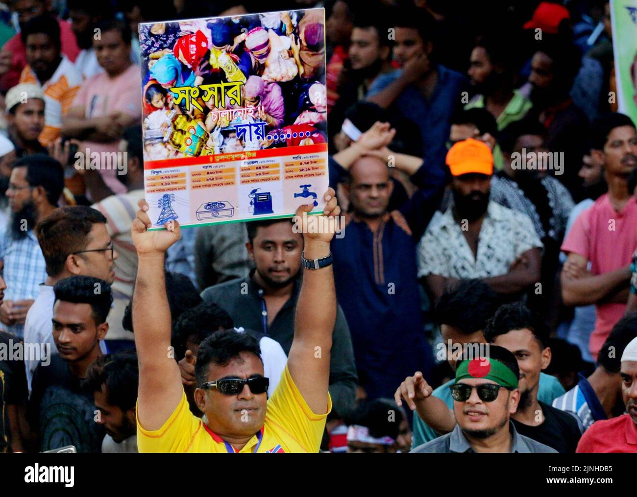 Dhaka, Bangladesh. 11th août 2022. Un énorme rassemblement de BNP pour protester contre la dernière hausse des prix du carburant et la crise de l'électricité est en cours devant son bureau central de Nayapaltan dans la capitale. (Photo de Tahsin Ahmed/Pacific Press) crédit: Pacific Press Media production Corp./Alay Live News Banque D'Images
