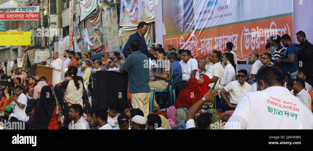 Dhaka, Bangladesh. 11th août 2022. Un énorme rassemblement de BNP pour protester contre la dernière hausse des prix du carburant et la crise de l'électricité est en cours devant son bureau central de Nayapaltan dans la capitale. (Photo de Tahsin Ahmed/Pacific Press) crédit: Pacific Press Media production Corp./Alay Live News Banque D'Images